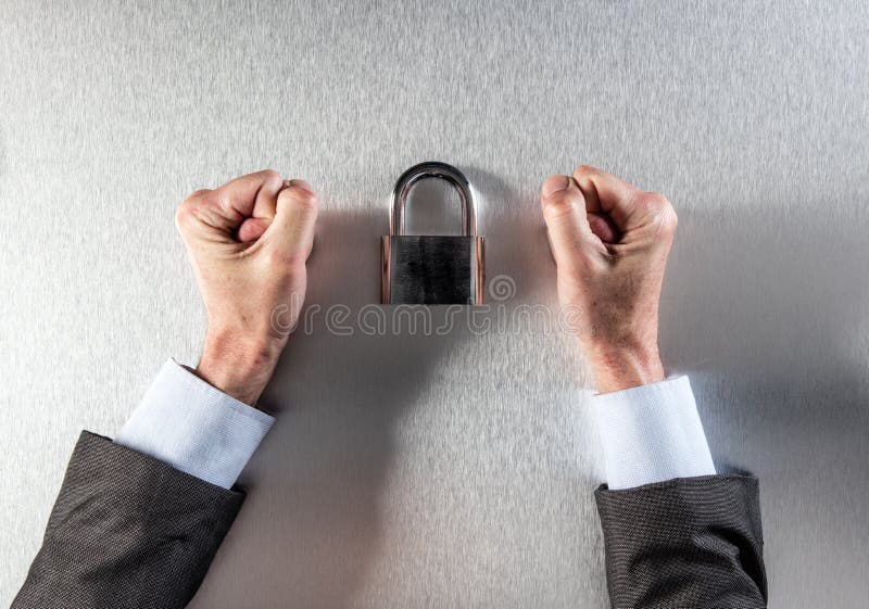 L'uomo d'affari impaziente anonimo passa il combattimento per la protezione dei dati corporativa fotografia stock libera da diritti L'uomo d'affari impaziente anonimo passa il combattimento per la protezione dei dati corporativa fotografia stock libera da diritti