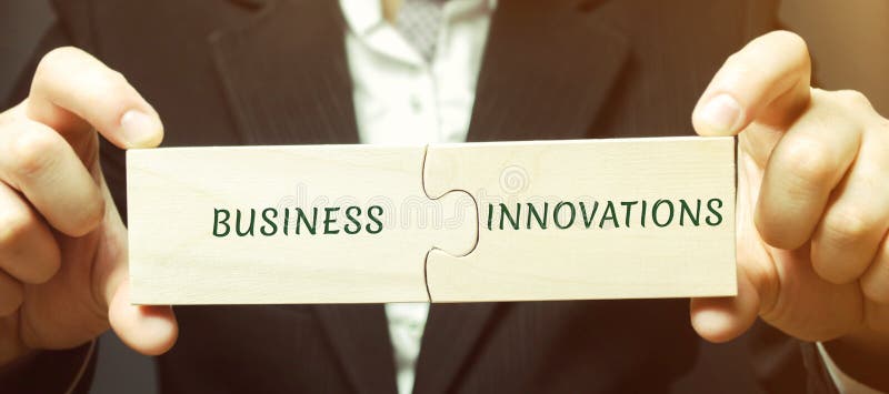 L'uomo d'affari raccoglie i puzzle con l'affare e le innovazioni di parole Idee innovarici per le piccole imprese Tecnico