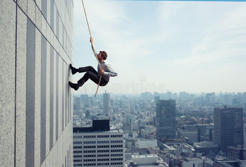 L'uomo d'affari scala una costruzione con una corda Concetto di determinazione immagini stock libere da diritti L'uomo d'affari scala una costruzione con una corda Concetto di determinazione immagini stock libere da diritti