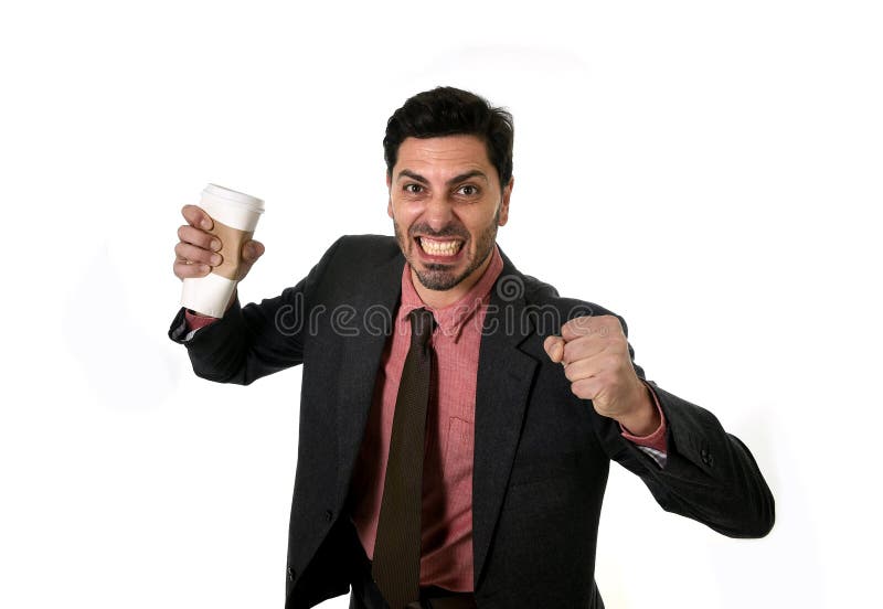 L'uomo d'affari sollecitato in vestito ed il legame che schiacciano la tazza vuota di portano via il caffè nel concetto di dipend