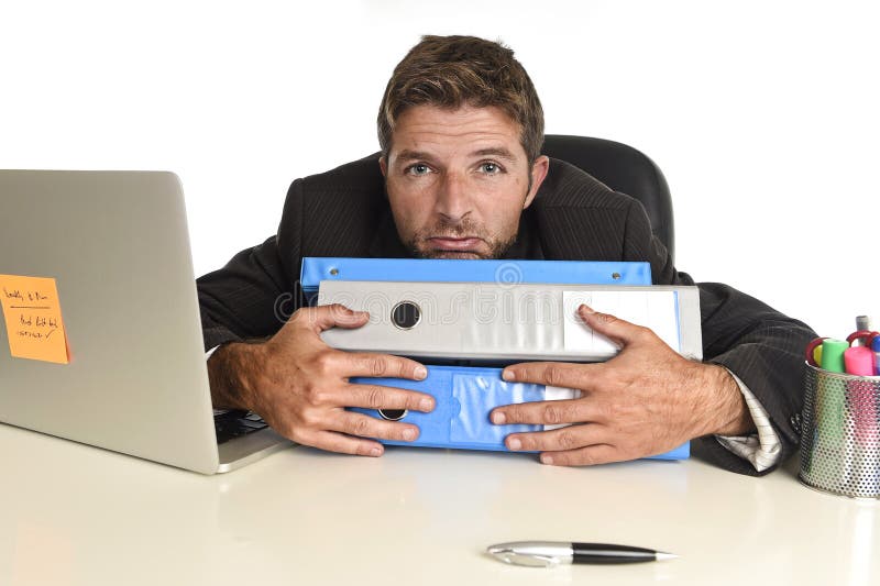 L'uomo d'affari sprecato stanco che lavora nello sforzo al computer portatile dell'ufficio ha esaurito enorme fotografie stock libere da diritti L'uomo d'affari sprecato stanco che lavora nello sforzo al computer portatile dell'ufficio ha esaurito enorme fotografie stock libere da diritti