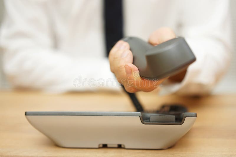L'uomo d'affari sta mostrando la cuffia avricolare del telefono voi, concetto di supp. fotografia stock libera da diritti L'uomo d'affari sta mostrando la cuffia avricolare del telefono voi, concetto di supp. fotografia stock libera da diritti
