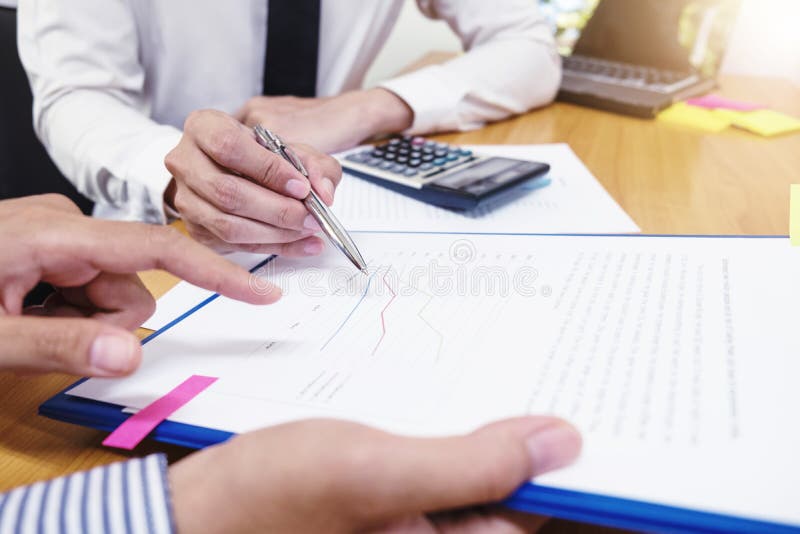 L'uomo d'affari sta usando una penna per i dati finanziari che analizza il conteggio fotografia stock libera da diritti L'uomo d'affari sta usando una penna per i dati finanziari che analizza il conteggio fotografia stock libera da diritti