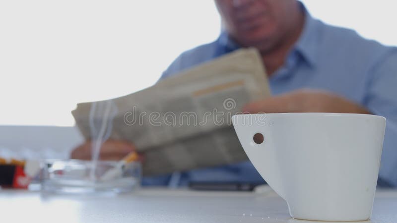 L'uomo d'affari Taking un giornale colto rottura fuma una sigaretta e bere un caffè fotografia stock libera da diritti L'uomo d'affari Taking un giornale colto rottura fuma una sigaretta e bere un caffè fotografia stock libera da diritti