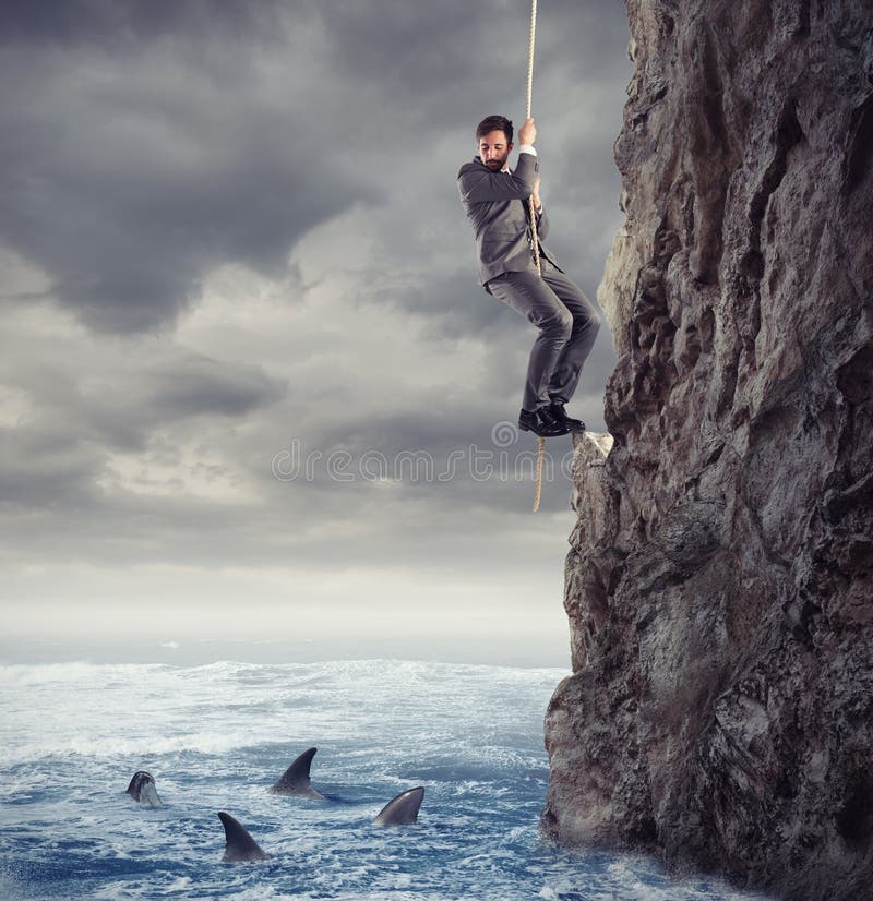L'uomo d'affari è probabile cadere nel mare con gli squali concetto dei problemi e della difficoltà nell'affare immagine stock libera da diritti L'uomo d'affari è probabile cadere nel mare con gli squali concetto dei problemi e della difficoltà nell'affare immagine stock libera da diritti