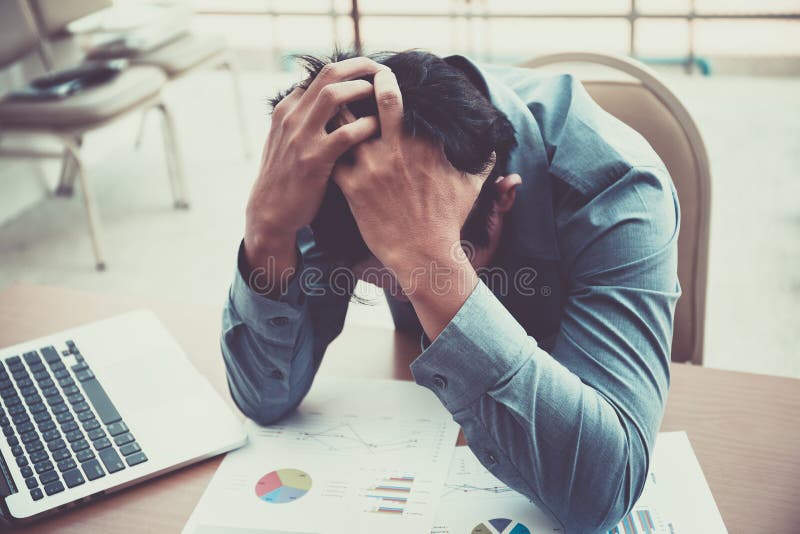 L'uomo d'affari è sollecitato con lavoro immagine stock L'uomo d'affari è sollecitato con lavoro immagine stock