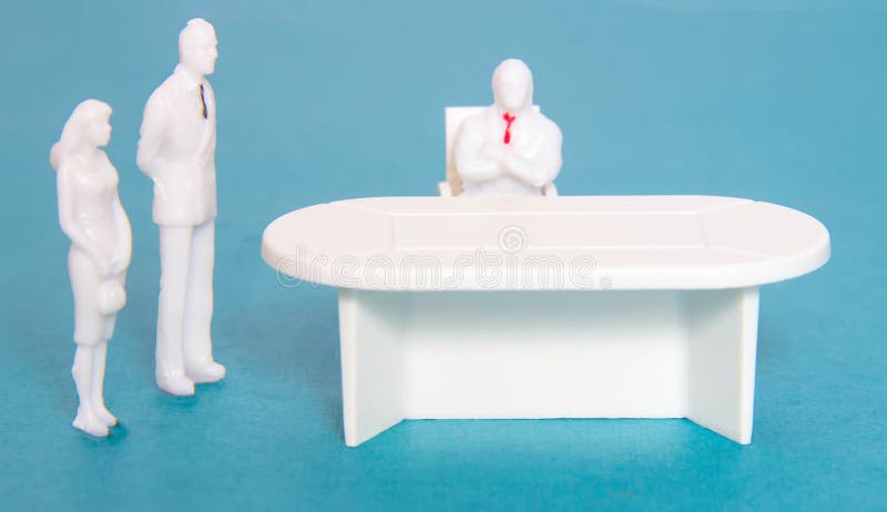 L'uomo e la ragazza dalle figure del giocattolo sono venuto all'ufficio ad ottenere un lavoro, il concetto dei posti vacanti Riso fotografia stock libera da diritti L'uomo e la ragazza dalle figure del giocattolo sono venuto all'ufficio ad ottenere un lavoro, il concetto dei posti vacanti Riso fotografia stock libera da diritti