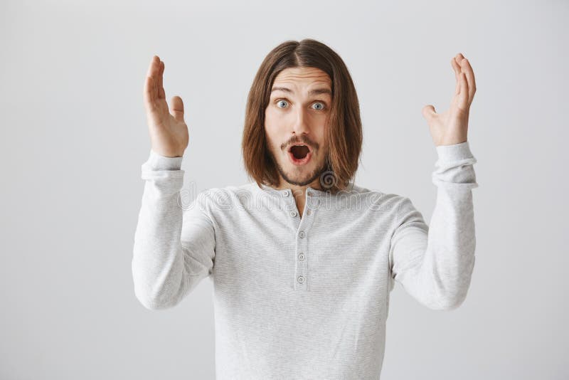 L'uomo estremamente è soddisfatto con le notizie positive Giovane maschio emozionante attraente con la barba e le palme da fare r immagini stock L'uomo estremamente è soddisfatto con le notizie positive Giovane maschio emozionante attraente con la barba e le palme da fare r immagini stock