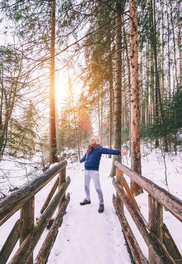 L'uomo felice gode di con la passeggiata dell'inverno in foresta fotografie stock libere da diritti L'uomo felice gode di con la passeggiata dell'inverno in foresta fotografie stock libere da diritti