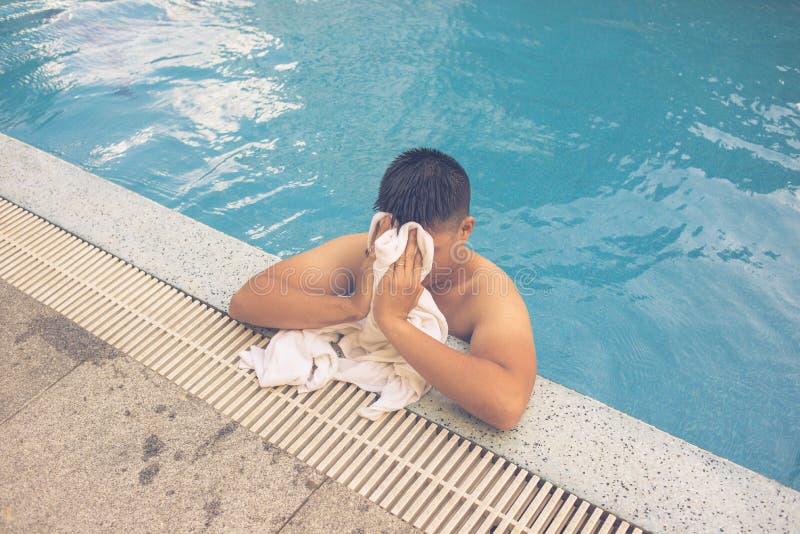 L'uomo grasso prende una rottura dopo il nuoto immagine stock L'uomo grasso prende una rottura dopo il nuoto immagine stock