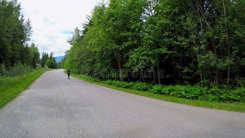 L'uomo guida un pattino sulla strada 4k