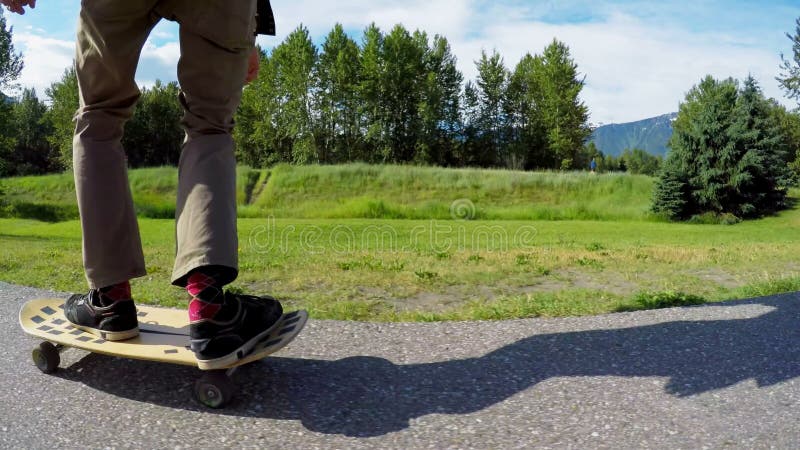 L'uomo guida un pattino sulla strada 4k