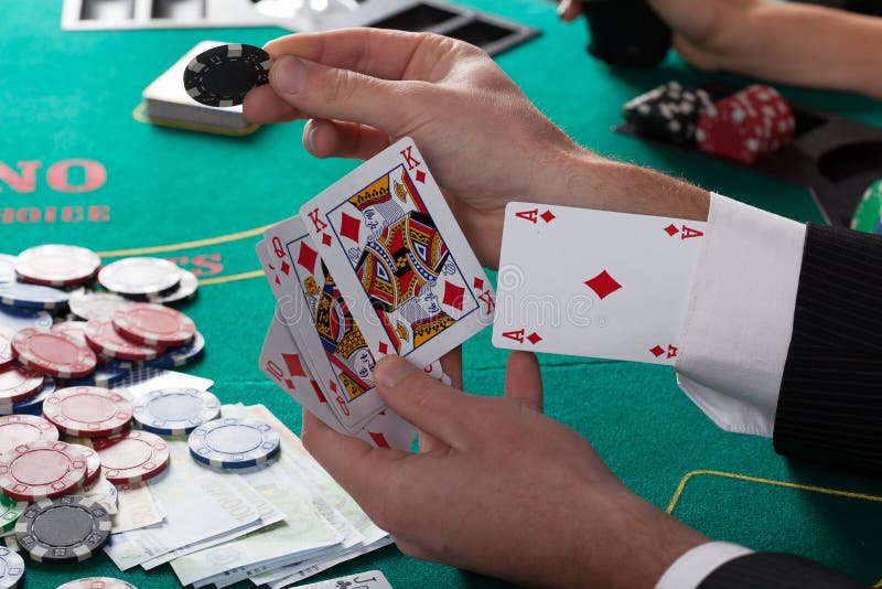L'uomo ha asso sulla sua manica che gioca il poker immagini stock libere da diritti L'uomo ha asso sulla sua manica che gioca il poker immagini stock libere da diritti