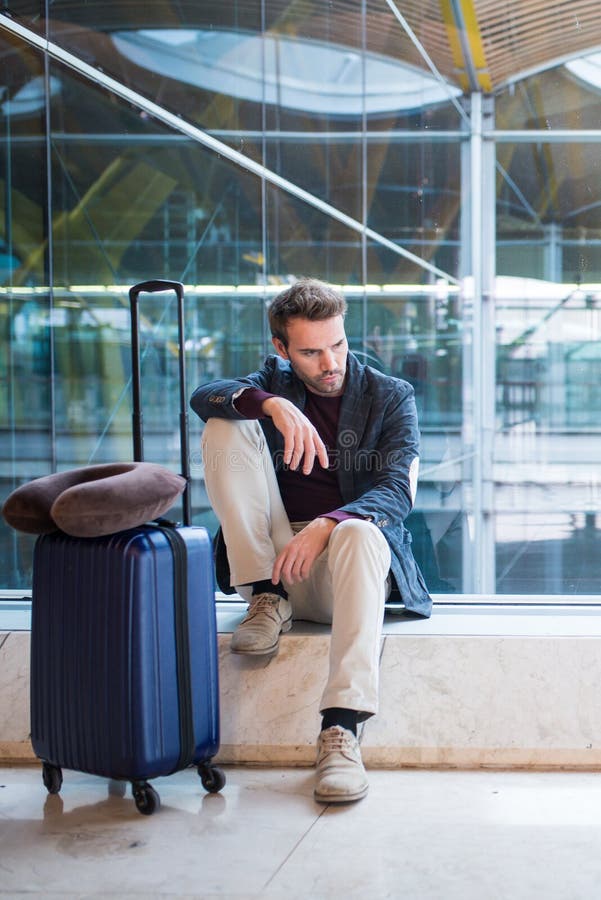 L'uomo infelice e frustrato all'aeroporto il suo volo è cancelle fotografie stock libere da diritti L'uomo infelice e frustrato all'aeroporto il suo volo è cancelle fotografie stock libere da diritti