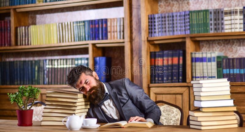L'uomo maturo ha fronte stanco e sembra sovraccarico fotografie stock libere da diritti L'uomo maturo ha fronte stanco e sembra sovraccarico fotografie stock libere da diritti