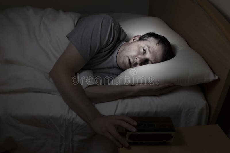 L'uomo maturo non può ottenere di dormire immagini stock L'uomo maturo non può ottenere di dormire immagini stock