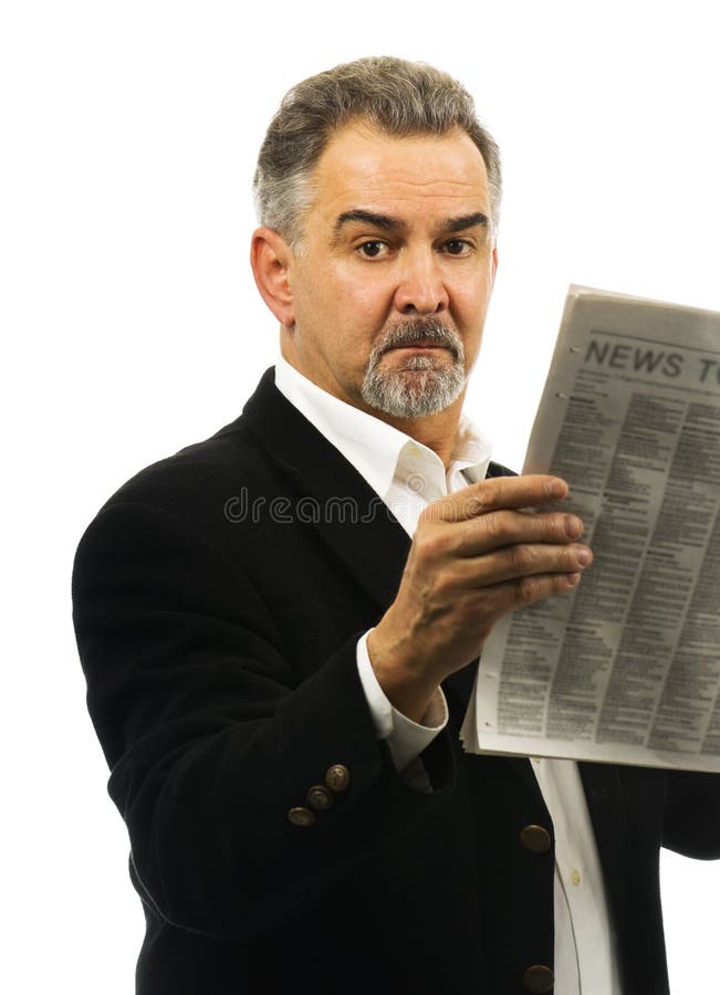 L'uomo maturo tiene un giornale, sembrante serio. immagini stock libere da diritti L'uomo maturo tiene un giornale, sembrante serio. immagini stock libere da diritti
