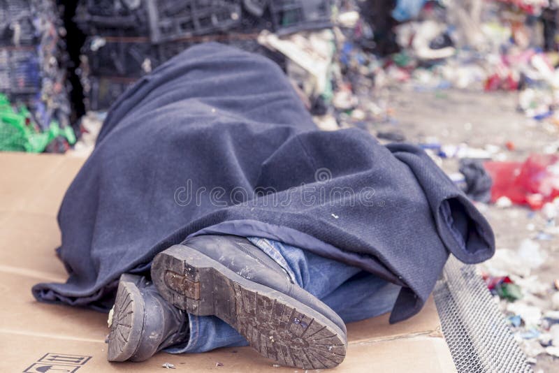 L'uomo senza tetto dorme nello spreco fotografie stock libere da diritti L'uomo senza tetto dorme nello spreco fotografie stock libere da diritti