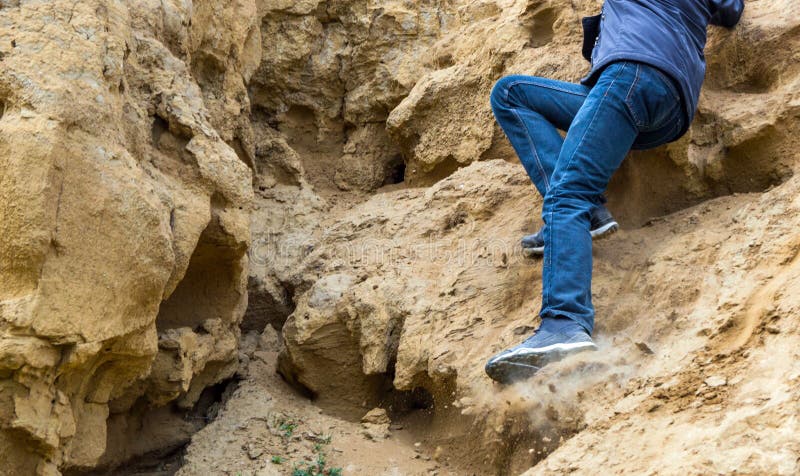 L'uomo sta slittando da un pendio fotografia stock libera da diritti L'uomo sta slittando da un pendio fotografia stock libera da diritti
