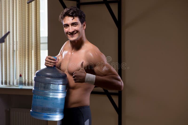 Download L'uomo Strappato Muscolare Con La Grande Bottiglia Di Acqua Immagine Stock - Immagine di bodybuilding, bodybuilder: 117976549