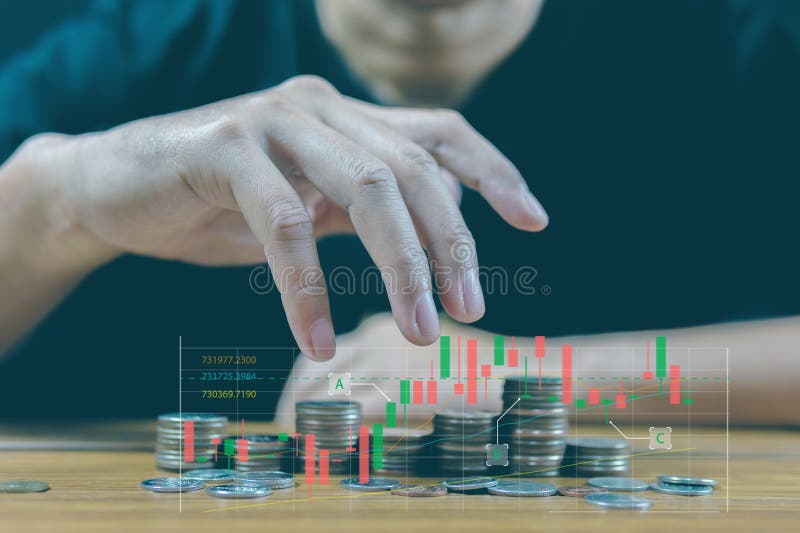 L'uomo usa la mano per fare un gesto magico per aumentare il ritorno sulla carta delle monete immagini stock libere da diritti