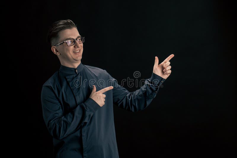 L'uomo in vetri indica con il suo dito il lato fotografia stock libera da diritti L'uomo in vetri indica con il suo dito il lato fotografia stock libera da diritti