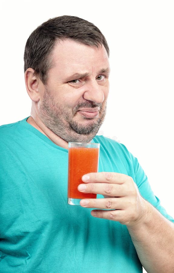 L'uomo è disgustato dalla bevanda antiossidante
