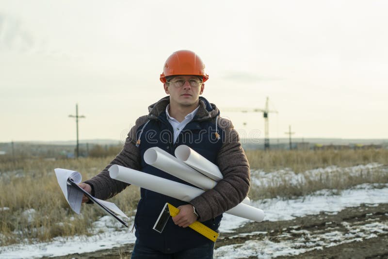 L'usage De Travailleur D'homme Un Casque Orange Avec Le Chantier De  Construction Photo stock - Image du architecte, construction: 85693354