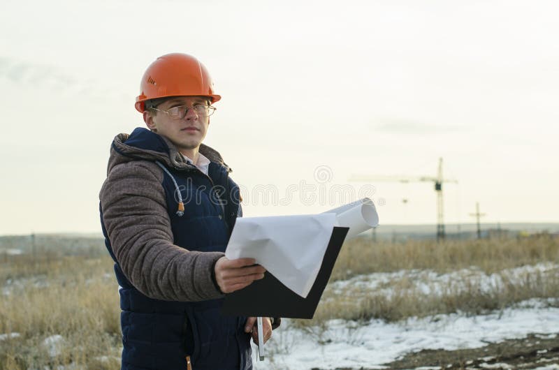 L'usage De Travailleur D'homme Un Casque Orange Avec Le Chantier De  Construction Photo stock - Image du tony, grue: 85693496