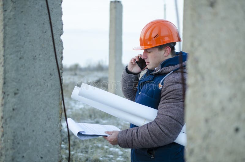 L'usage De Travailleur D'homme Un Casque Orange Avec Le Chantier De  Construction Image stock - Image du foreman, architecte: 85694057