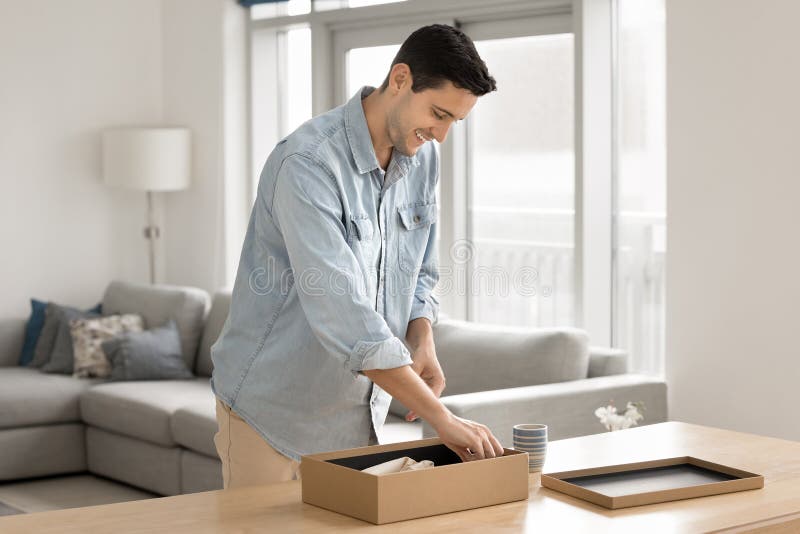 L'utente open pack box si sente soddisfatto della qualità della consegna rapida immagine stock