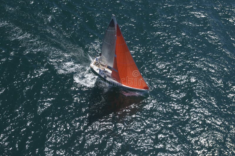 L'yacht fa concorrenza in Team Sailing Event immagine stock libera da diritti L'yacht fa concorrenza in Team Sailing Event immagine stock libera da diritti