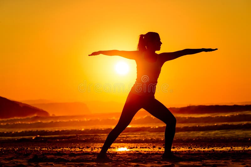 L'yoga E Si Rilassa Sulla Spiaggia Al Tramonto Fotografia Stock