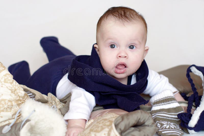 L'âge de bébé de 4 mois va marcher images stock L'âge de bébé de 4 mois va marcher images stock