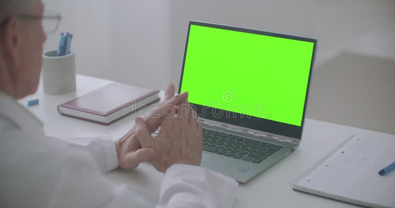 L'écran principal de chroma des médecins mâles pour ordinateur portable utilise l'appel vidéo clips vidéos