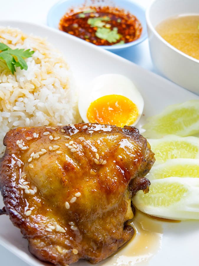 L'écrimage de riz a grillé le poulet avec de la sauce à teriyaki, oeuf photographie stock libre de droits L'écrimage de riz a grillé le poulet avec de la sauce à teriyaki, oeuf photographie stock libre de droits