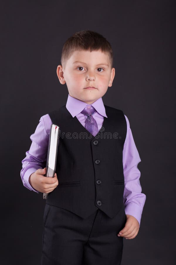 L'éducation, enfants de enseignement, l'enfant apprend, apprenant, l'enfant avec un livre, l'enfant dans un costume, enfant dans photo libre de droits L'éducation, enfants de enseignement, l'enfant apprend, apprenant, l'enfant avec un livre, l'enfant dans un costume, enfant dans photo libre de droits
