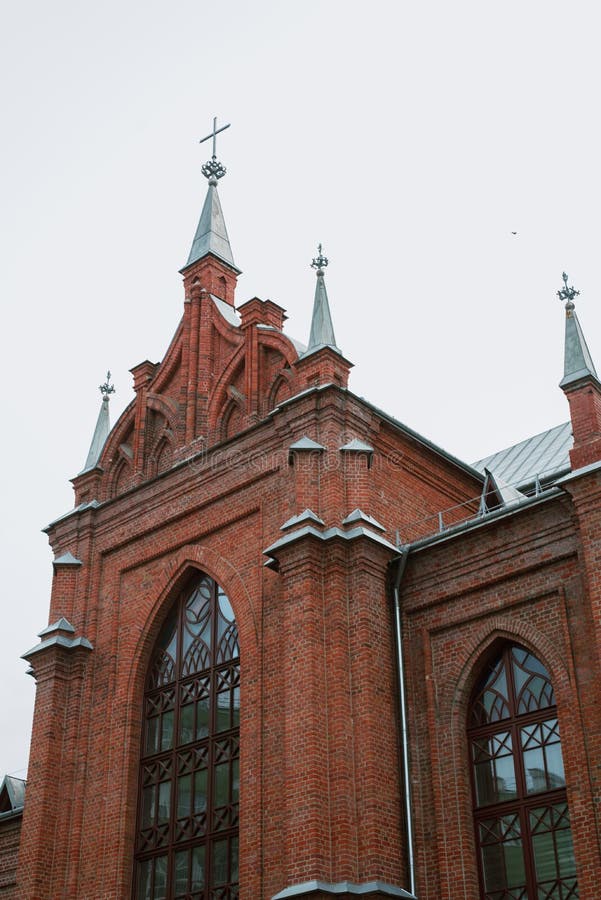 L'église est de brique rouge, avec des croix et des fenêtres minces photographie stock libre de droits L'église est de brique rouge, avec des croix et des fenêtres minces photographie stock libre de droits