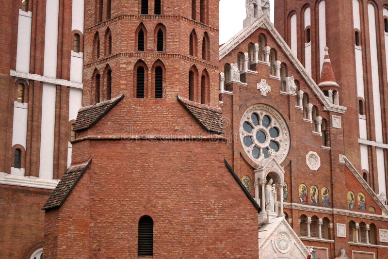 L'église et la cathédrale votives de notre Madame de la Hongrie Szeged photographie stock L'église et la cathédrale votives de notre Madame de la Hongrie Szeged photographie stock