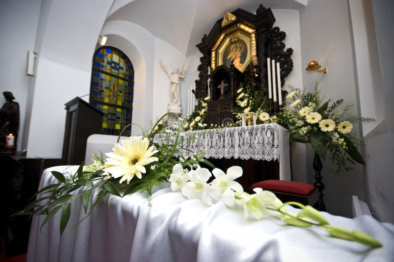 l'église fleurit le mariage image stock l'église fleurit le mariage image stock