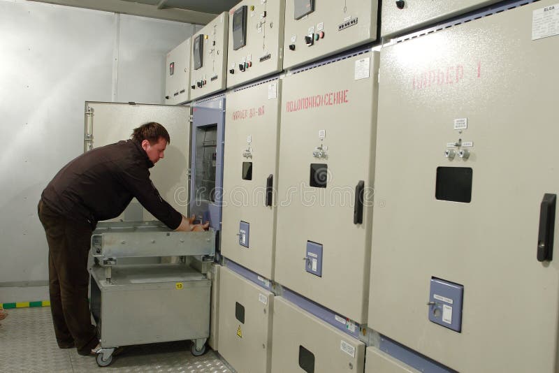 L'électricien fournit l'entretien du panneau électrique dans le switchbo photos libres de droits L'électricien fournit l'entretien du panneau électrique dans le switchbo photos libres de droits