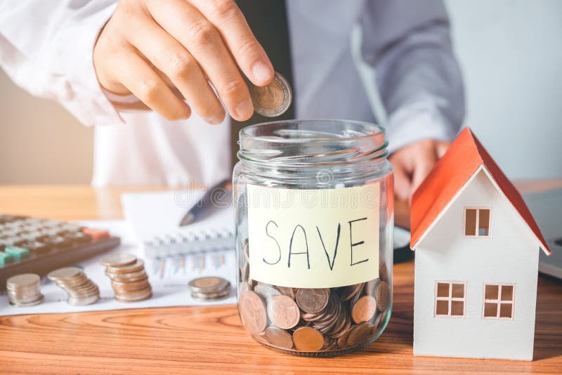 L'épargne, calculatrice de finances comptant l'argent pour le concept à la maison photographie stock libre de droits L'épargne, calculatrice de finances comptant l'argent pour le concept à la maison photographie stock libre de droits