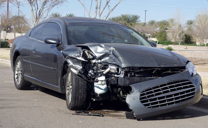 L'épave de véhicule a endommagé après accident de la route photos stock L'épave de véhicule a endommagé après accident de la route photos stock