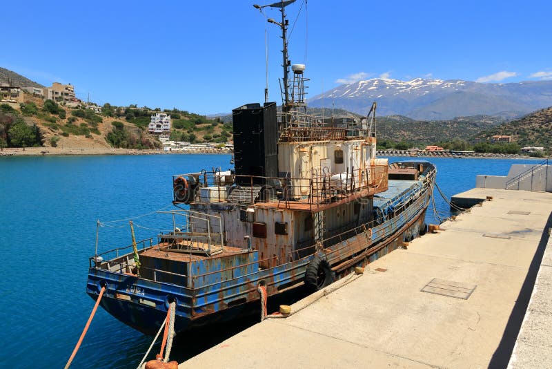 L'épave rouillée de deux navires dans l'agia Galini en Crète, Grèce