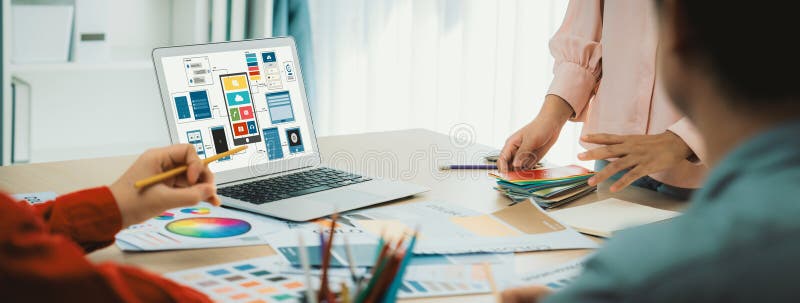 L'équipe de concepteur présente la couleur tandis que l'ordinateur portable affiche ui et ux conceptions variées. Image découpée de l'équipe de designer d'intérieur présente la couleur en utilisant des nuances de couleurs tandis que l'ordinateur portable affiche ui et ux designs pour mobile app et site Web. conception créative et concept d'entreprise. varié.