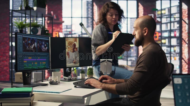 L'équipe de post-production utilise des logiciels et de l'IA pour créer du contenu banque de vidéos
