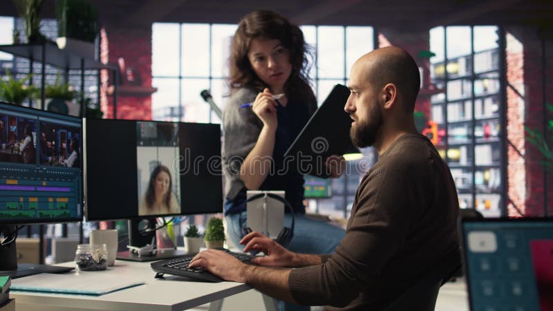 L'équipe discute de la stratégie de contenu et des tendances tout en examinant les images sur les ordinateurs clips vidéos