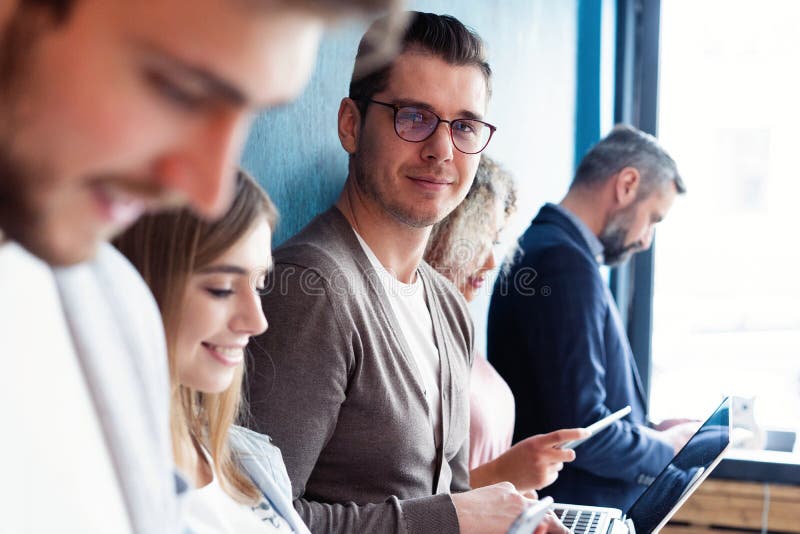 L'équipe reliée est une équipe efficace Groupe d'hommes d'affaires employant la technologie du sans fil ensemble tout en se tenan photos libres de droits L'équipe reliée est une équipe efficace Groupe d'hommes d'affaires employant la technologie du sans fil ensemble tout en se tenan photos libres de droits