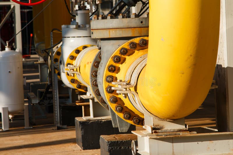 L'équipement du raffinage du pétrole images stock L'équipement du raffinage du pétrole images stock