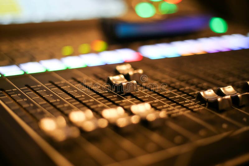 L'équipement pour le contrôle de mixeur son dans la chaîne de télévision de studio, l'audio et le changeur de production de vidéo photographie stock libre de droits L'équipement pour le contrôle de mixeur son dans la chaîne de télévision de studio, l'audio et le changeur de production de vidéo photographie stock libre de droits